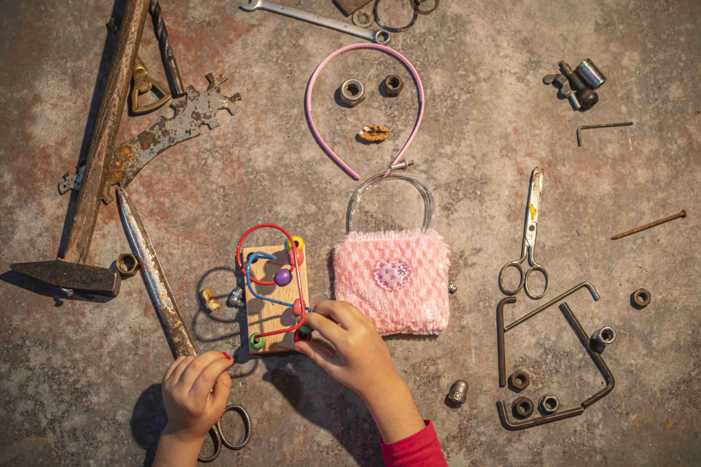 Parents can provide children with a range of materials and the freedom to play in order to maximize the many benefits of loose parts play.