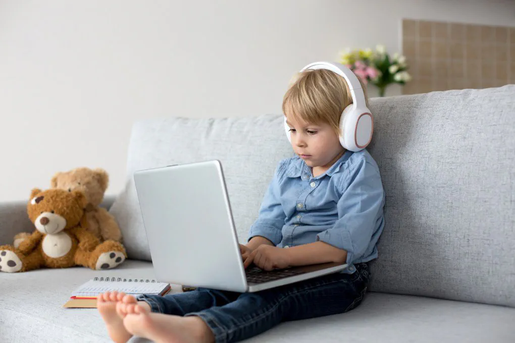 How does employer-sponsored backup childcare work for employees?
