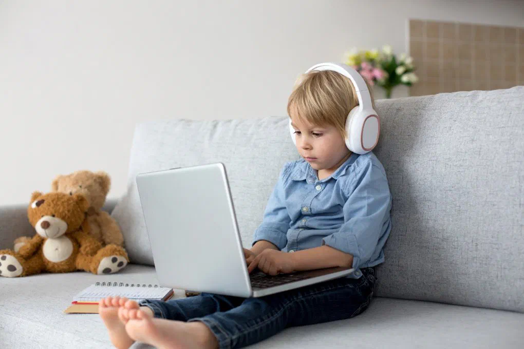 How does employer-sponsored backup childcare work for employees?
