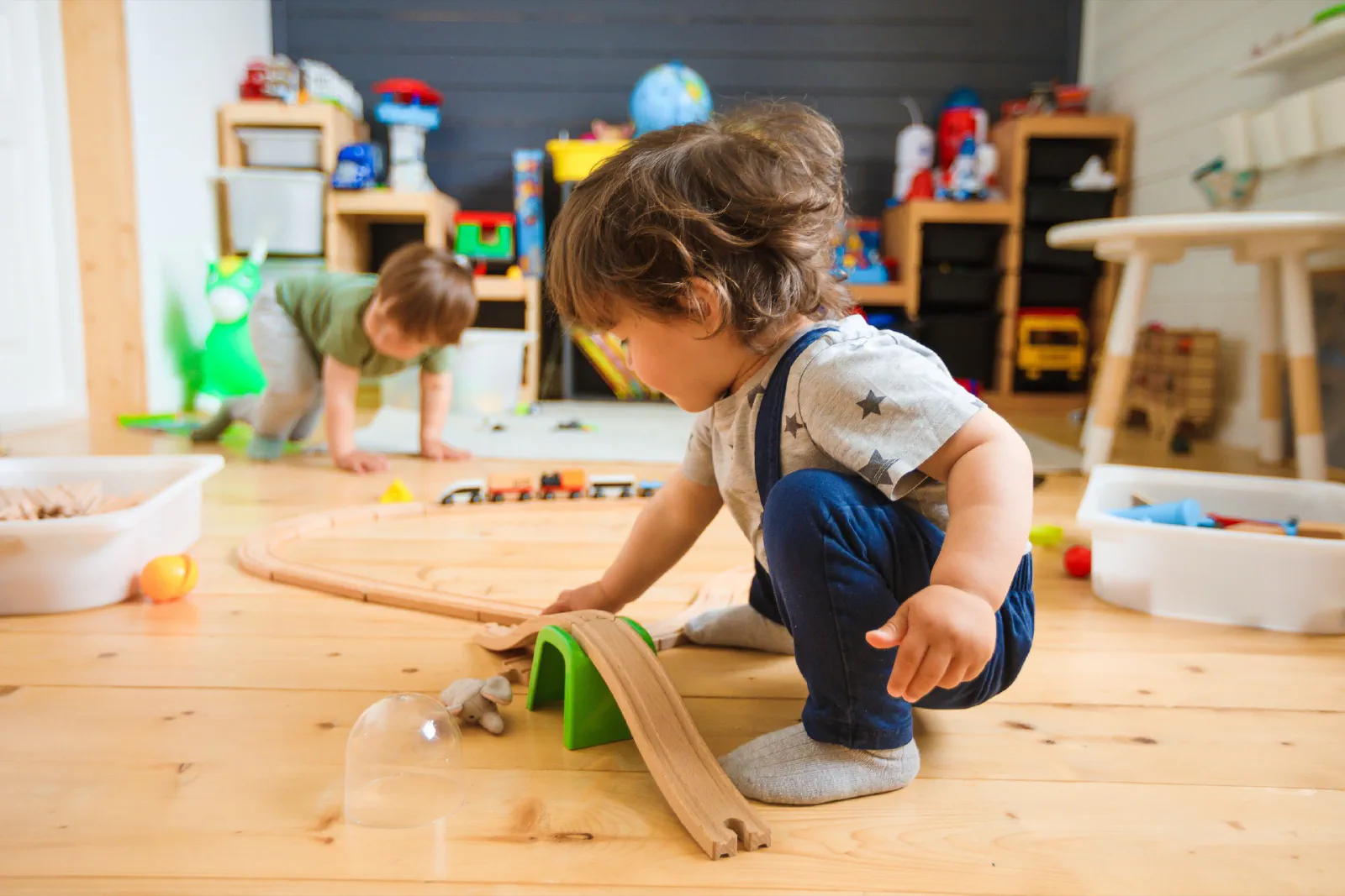 Employer-sponsored childcare has many benefits Employee childcare benefits result in organizations with workers who are less distracted, more satisfied with their jobs, and stay longer with their employer.